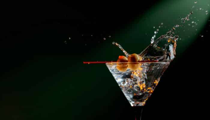 Leia mais sobre o artigo Dry Martini, Um Ícone de Glamour e Sofisticação!