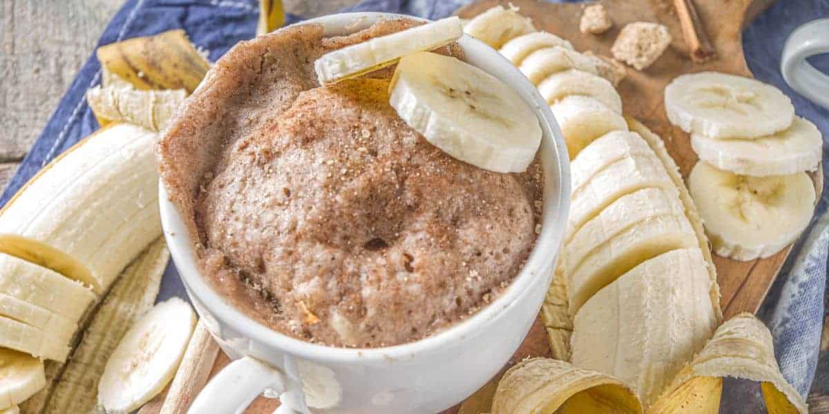 Você está visualizando atualmente Bolo de caneca de banana com aveia e chocolate para fazer bem rapidinho no café da manhã