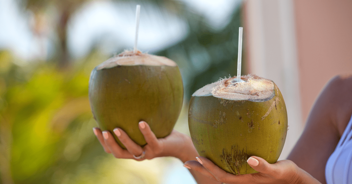 Sirva seu Drink com Água de Coco, em um copo feito com o próprio coco vai ser sucesso garantido