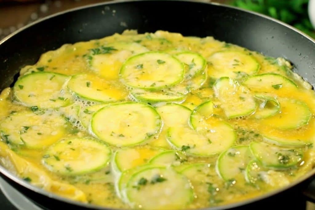 Leia mais sobre o artigo Omelete de Abobrinha Refeição Rápida e Deliciosa