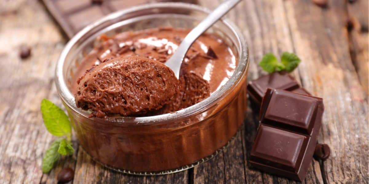 Você está visualizando atualmente Mousse de chocolate sem gelatina uma sobremesa deliciosa cremosa e muito fácil